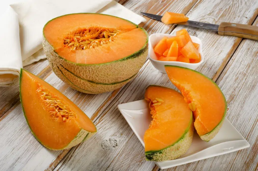 Melon sur une table en bois.