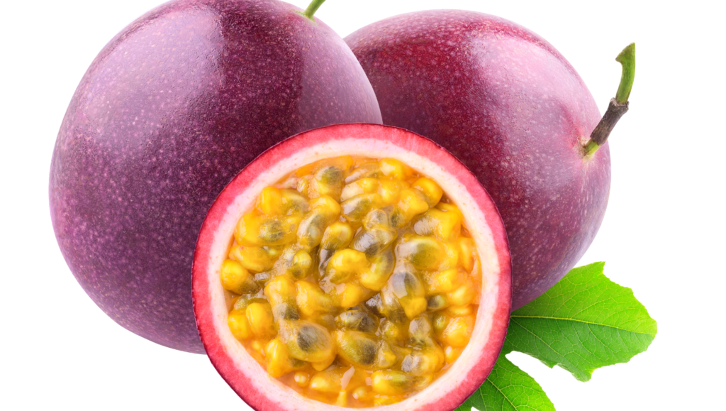 Gros plan sur des fruits de la passion entiers et un fruit coupé en deux, montrant sa pulpe jaune-orangée remplie de graines.
