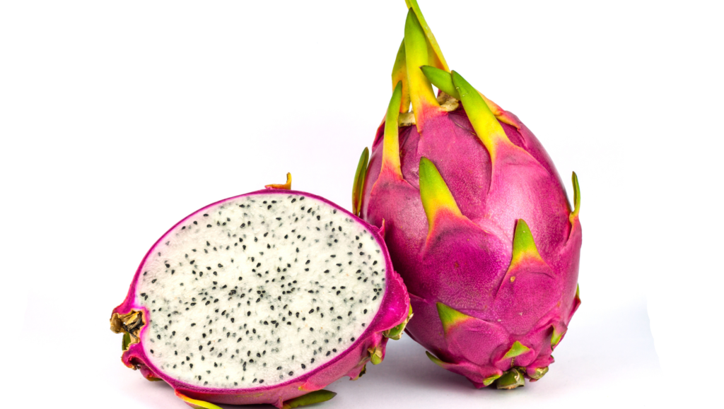 Gros plan sur un fruit du dragon avec sa peau rose et verte, accompagné d’une moitié coupée exposant sa chair blanche parsemée de petites graines noires.