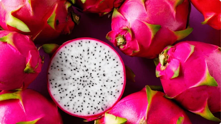 Fruits de dragon entiers entourant une moitié coupée.