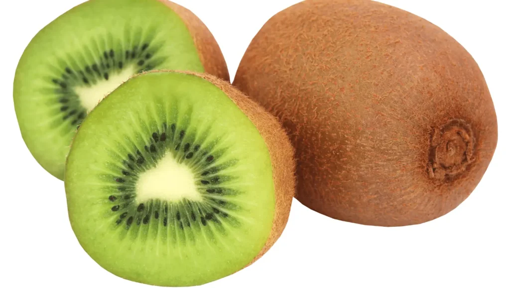 Un kiwi entier à la peau brune et duveteuse accompagné de deux moitiés coupées, mettant en valeur leur chair verte et leurs graines noires.