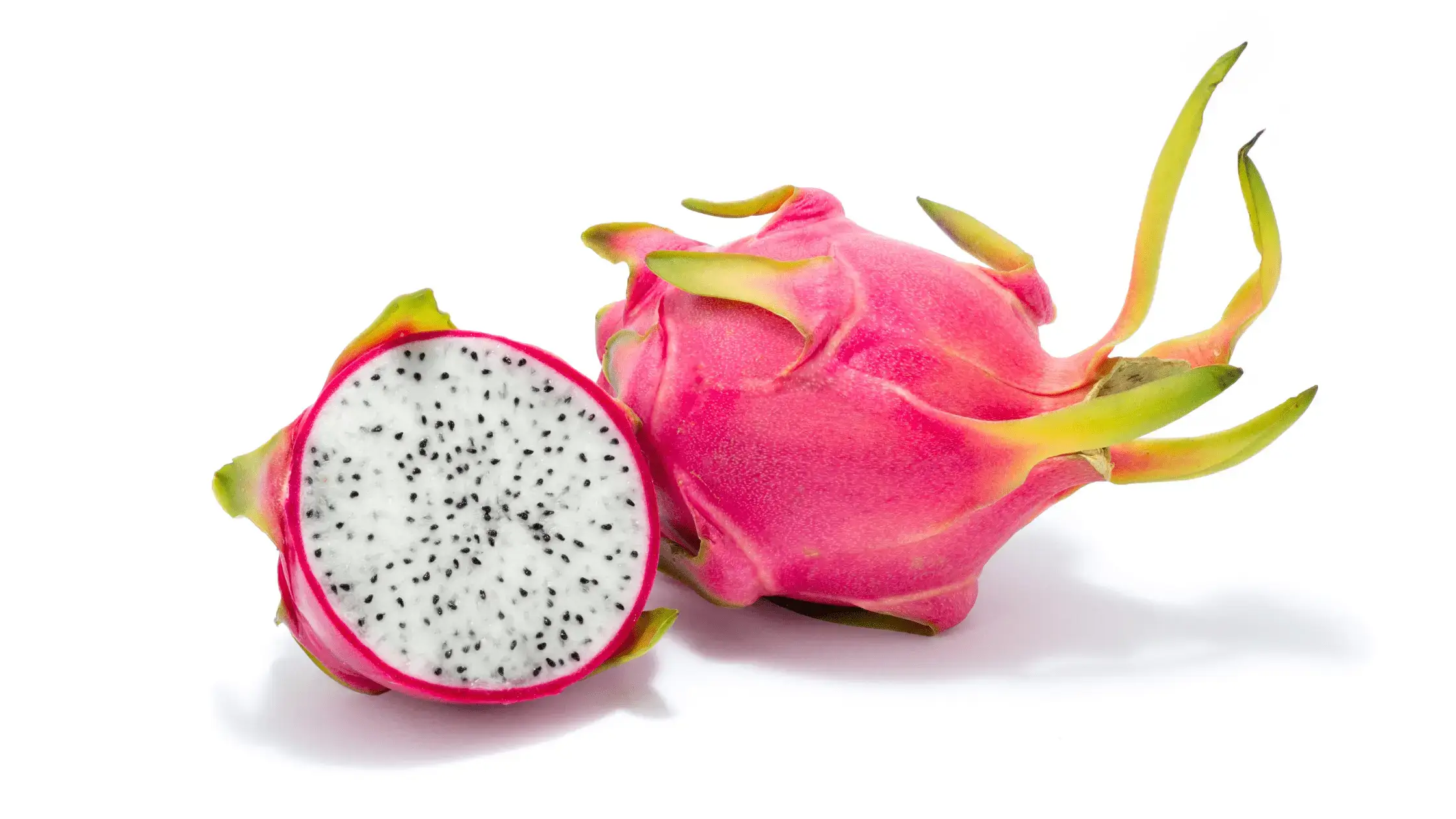Fruit du dragon rose vif avec une moitié coupée montrant sa chair blanche et ses graines noires, posé sur un fond blanc.
