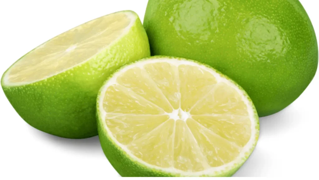 Limette verte entière avec deux moitiés coupées, exposant leur pulpe jaune pâle et brillante.