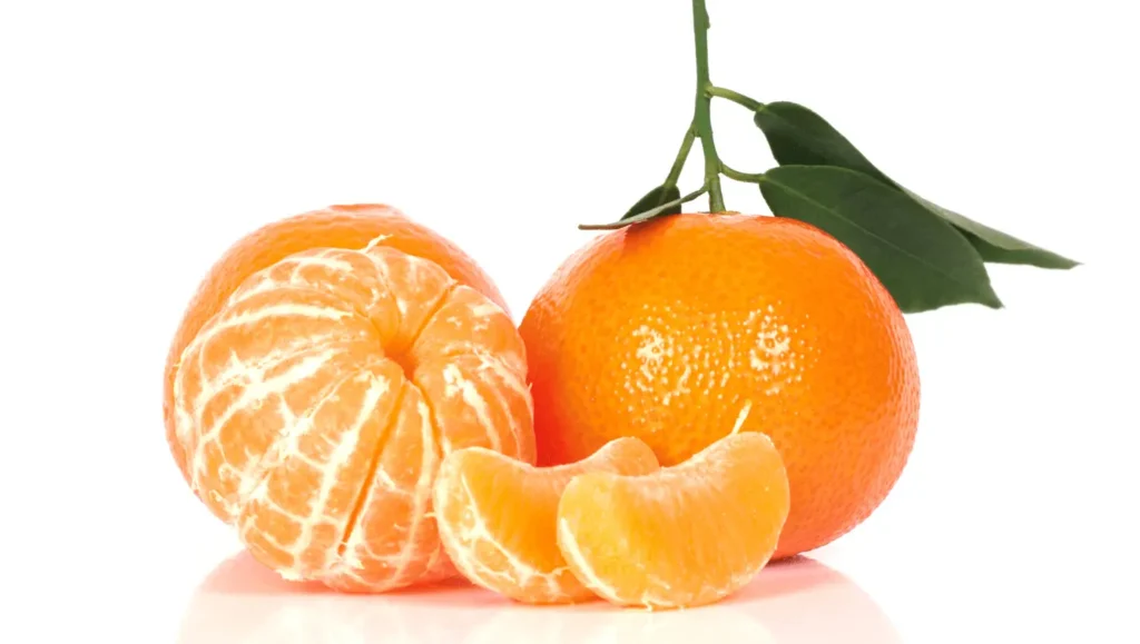 Mandarine entière avec feuilles vertes, accompagnée d’une mandarine pelée et de quartiers orange vif sur fond blanc.
