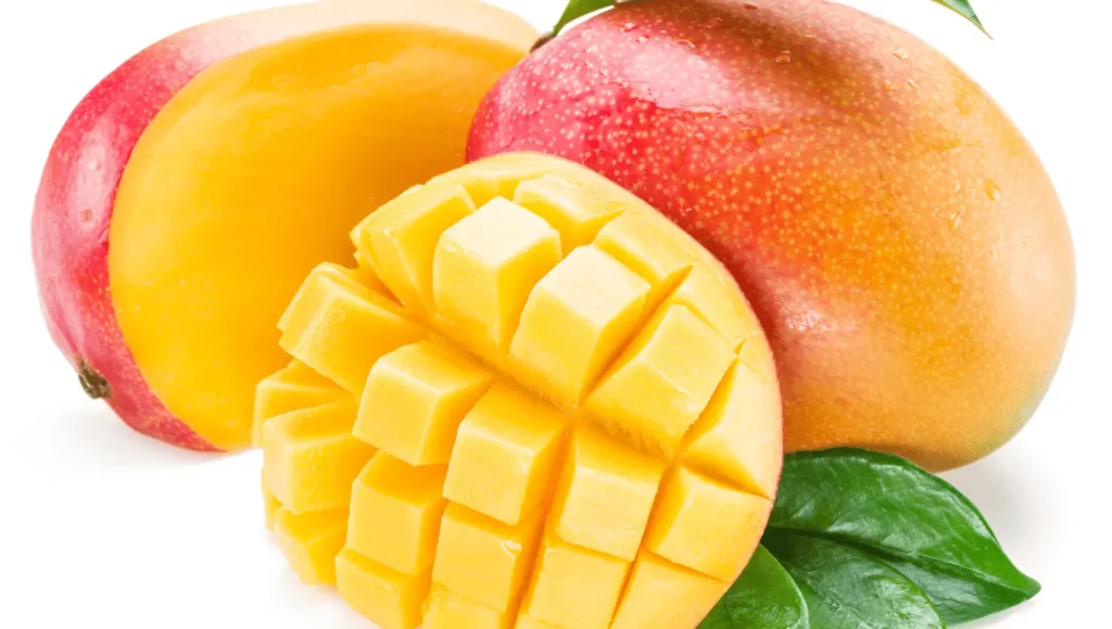 Mangue fraîche entière et coupée, avec une moitié en cubes et une autre en tranches, sur fond blanc.