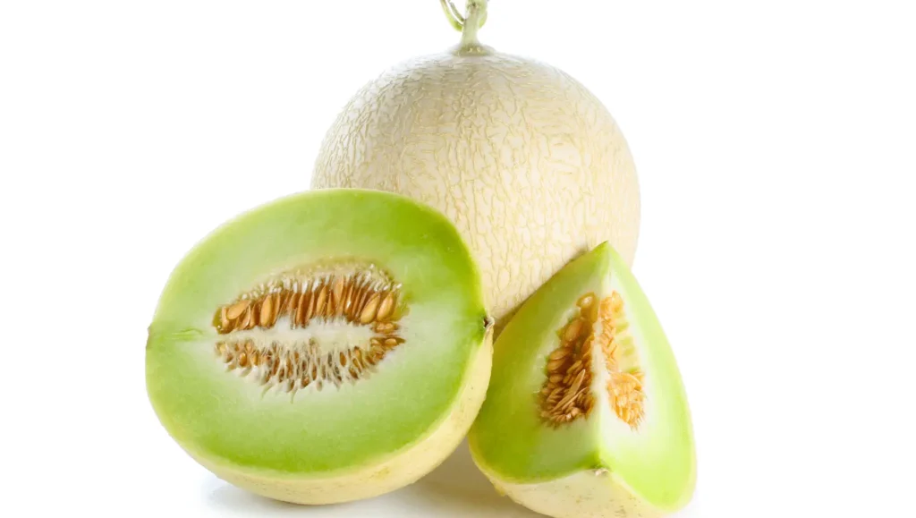 Melon Galia entier et coupé, montrant sa chair verte et ses graines, sur fond blanc.