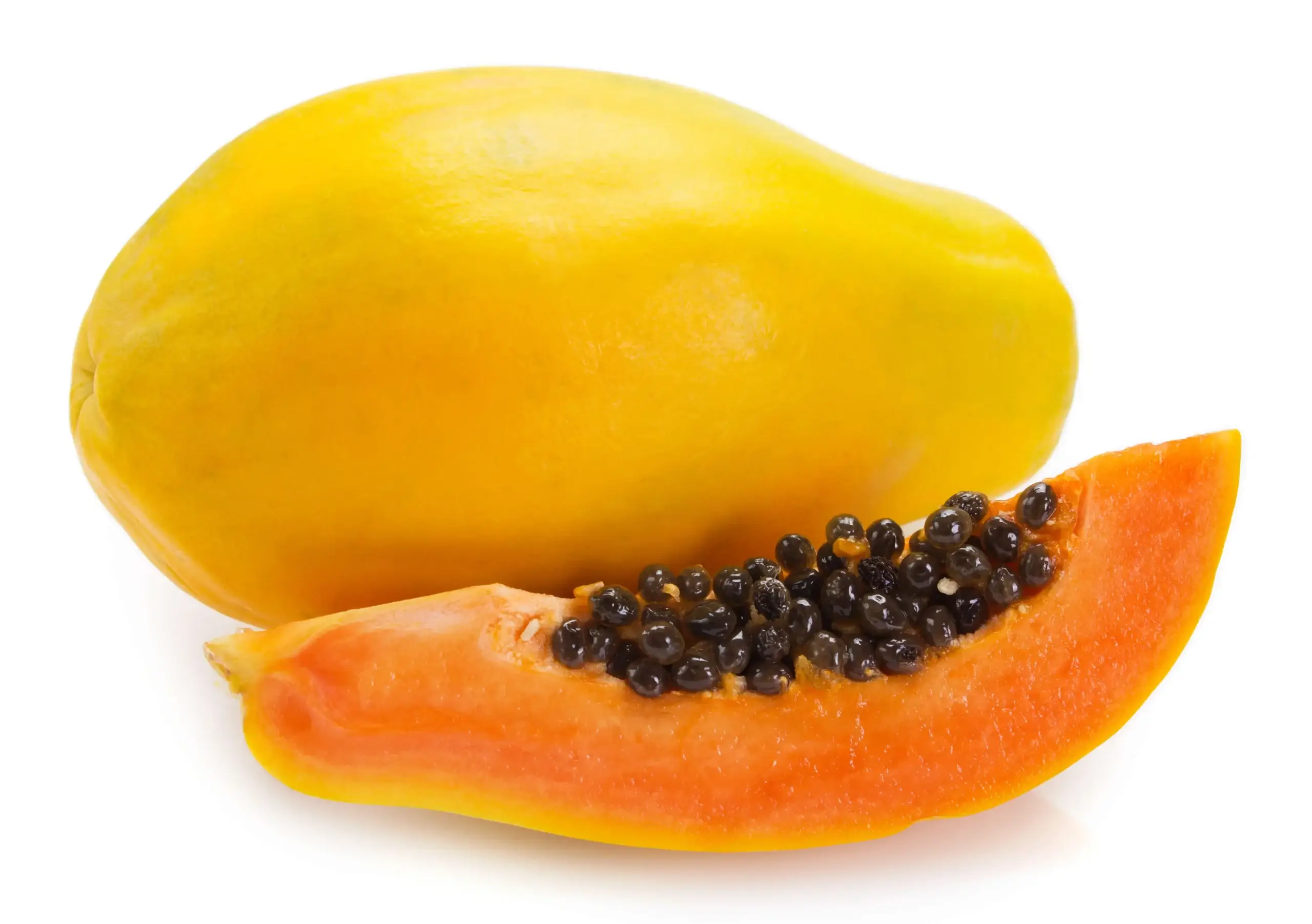 Un fruit de papaye entier à côté d'une tranche montrant ses graines.