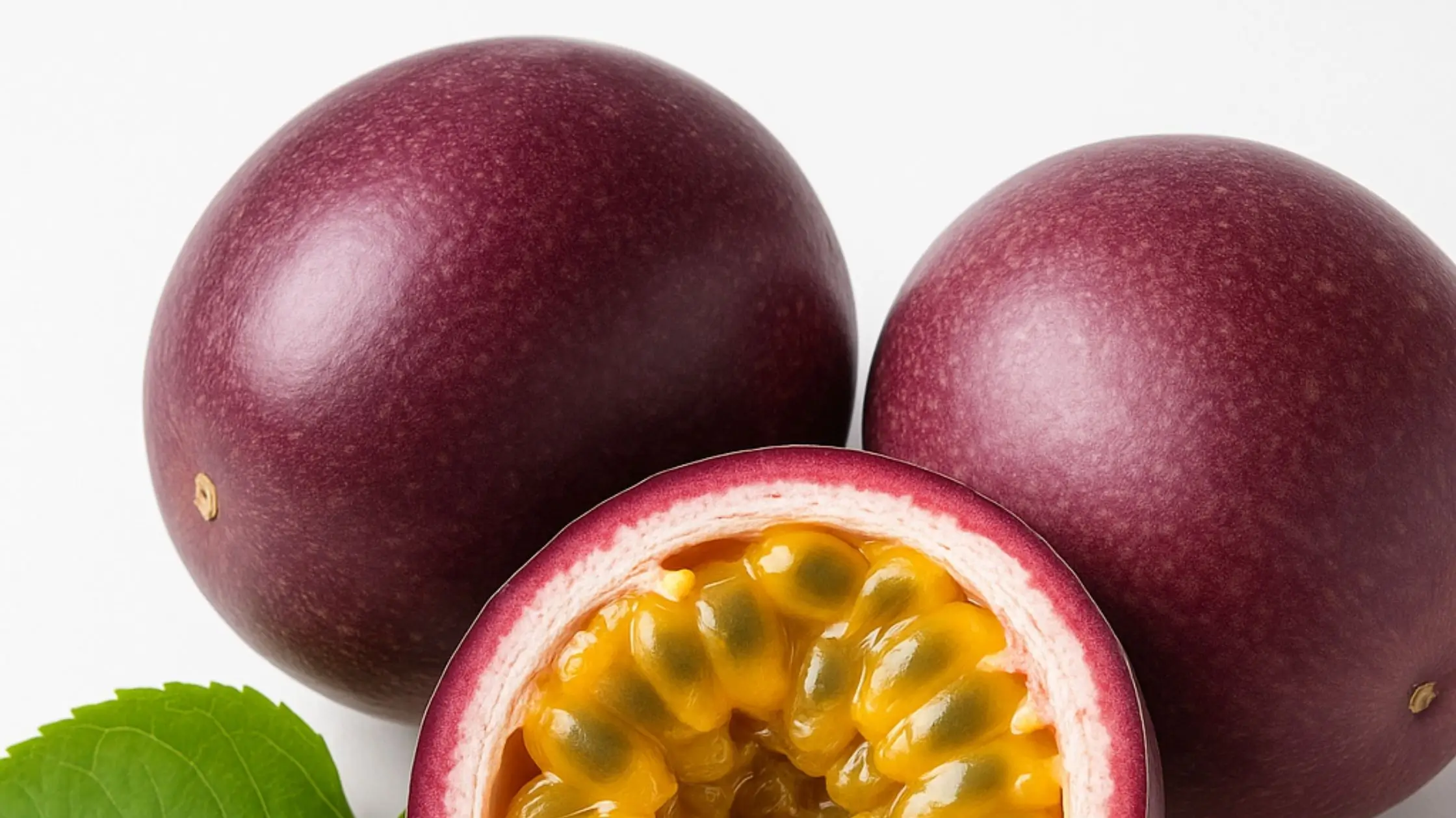 Deux fruits de la passion, dont un coupé en deux.