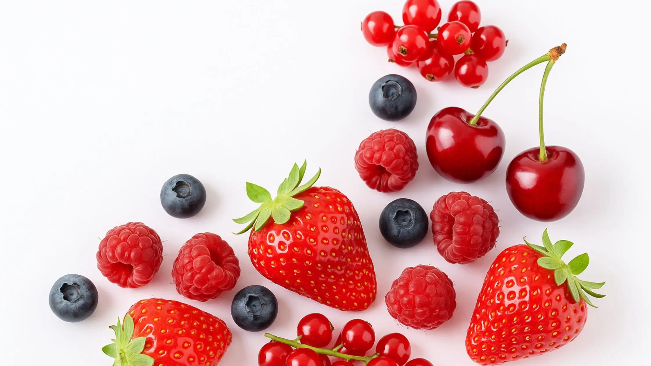 Un assortiment de fruits rouges, fraises, framboises, cerises et myrtilles.