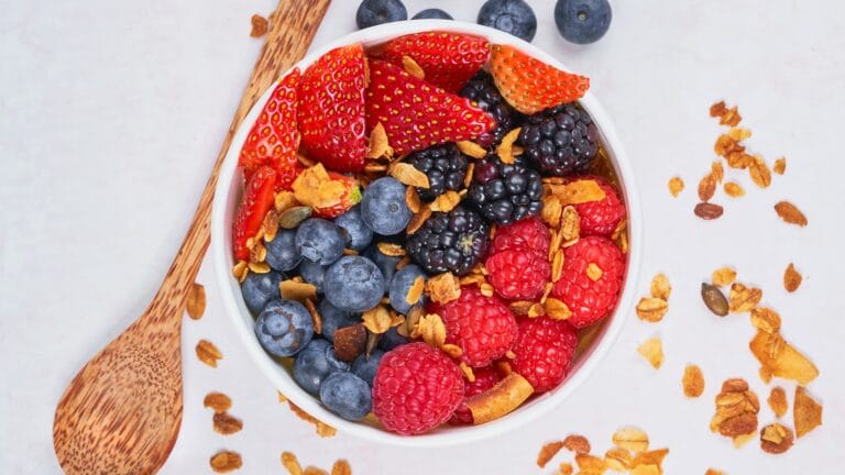 Bol de fraises et de myrtilles, petits fruits rouges riches en antioxydants