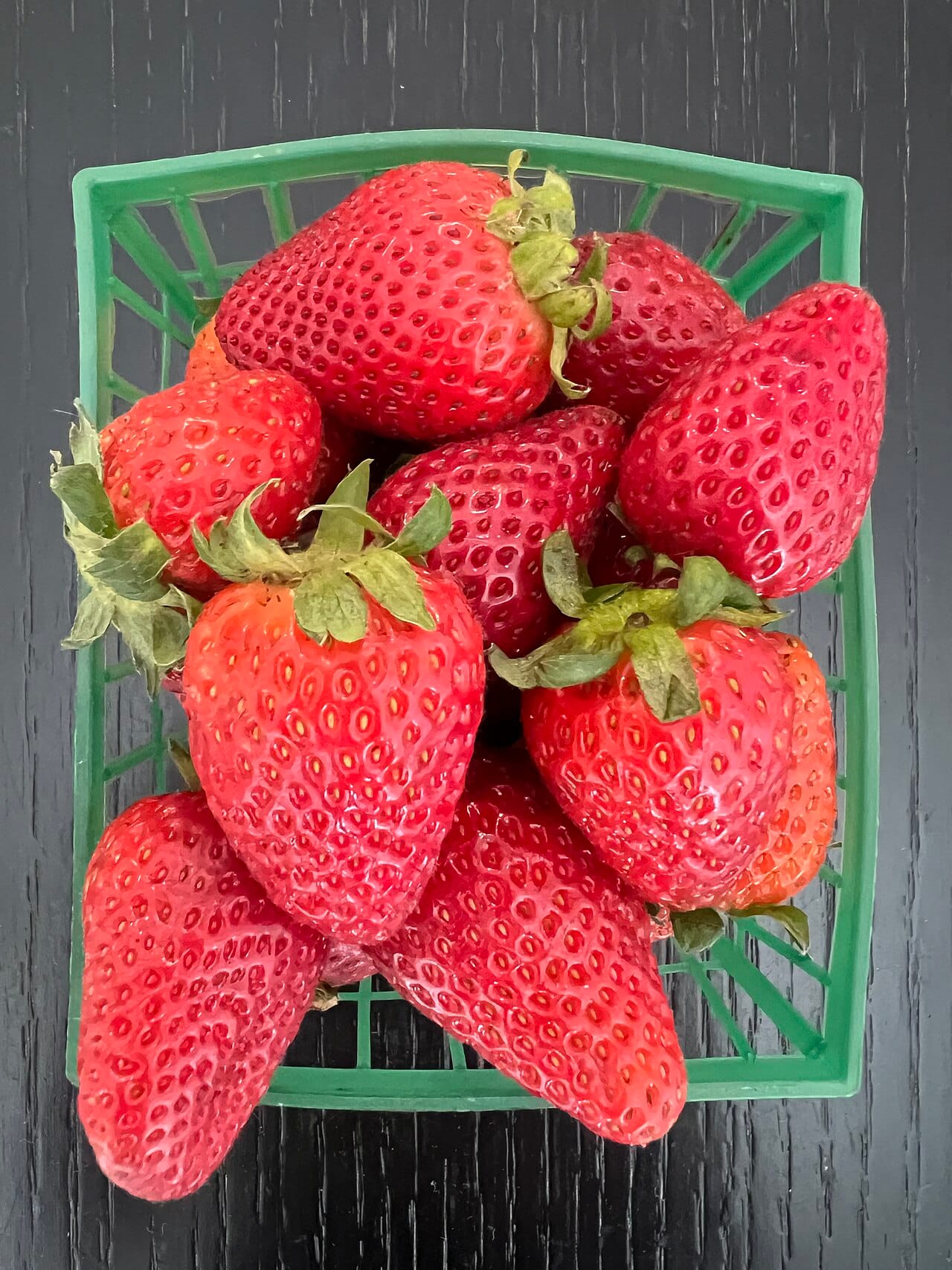 Conservation fraises : 2 méthodes efficaces 2 Fraises rouges fraîchement cueillies dans un panier vert